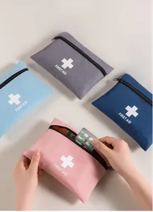 Vue détaillée d'un petit sac de premiers secours avec fermeture éclair et main