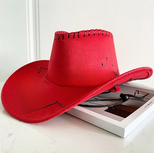 Dettaglio cappello da cowboy rosso con cuciture nere e cordino sottogola regolabile