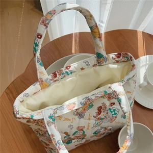 Gros plan du sac matelassé à motifs d'ours avec une texture en coton moelleux