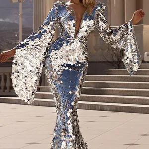 Robe de soirée à paillettes argentées avec décolleté en V profond et manches cloche