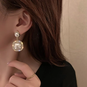 Nahaufnahme eleganter französischer Vintage-Perlenohrring mit Strass am Model