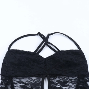 Détail d'un body en dentelle noire avec bretelles croisées et design évidé devant