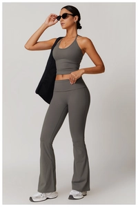Détail de l'ensemble de yoga gris foncé avec haut licou et pantalon évasé taille haute