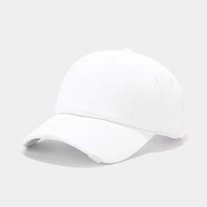 Dettaglio cappellino da baseball in cotone bianco lavato con finitura vintage usurata
