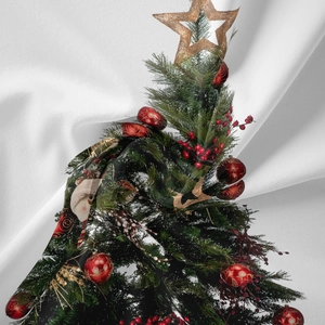 Dettaglio della stampa decorativa dell'albero di Natale su tessuto morbido di qualità
