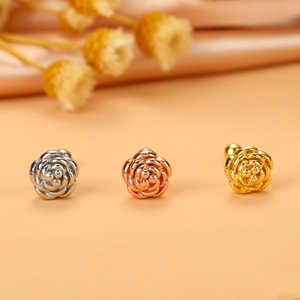 Vue détaillée des boucles d'oreilles rose en argent, or rose et or avec finition métallique