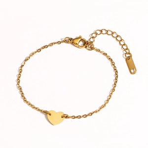 Détail d'un bracelet minimaliste à pendentif cœur doré avec chaîne réglable et fermoir