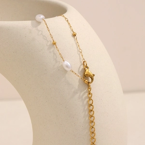 Détail du collier plaqué or 18 carats avec perles, fermoir homard et chaîne d'extension