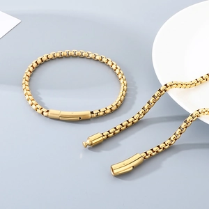 Détail du collier à chaîne box en acier inoxydable plaqué or 18K avec fermoir de sécurité