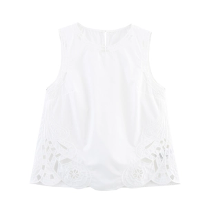 Détail du haut sans manches blanc avec broderie évidée complexe et motifs de fleurs délicats