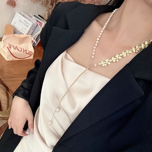 Collana lunga in oro a forma di Y con perle e foglie, elegante design con nappa dorata