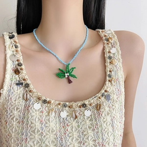 Collana boho con perline azzurre e ciondolo a forma di cocco con perle per vacanze al mare
