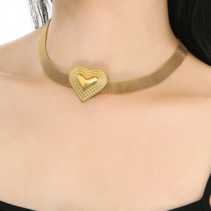 Detail der 18K vergoldeten Herzkette an einer Mesh-Kette, am Modell getragen