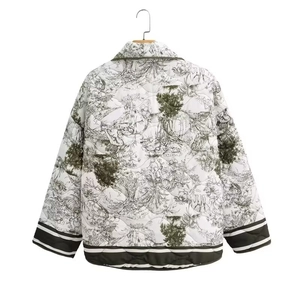 Détail du dos d'une veste matelassée avec imprimé Toile de Jouy et bords-côtes rayés