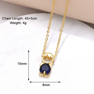 Gros plan du collier pendentif garçon doré 45+5cm avec un zircon bleu en cœur