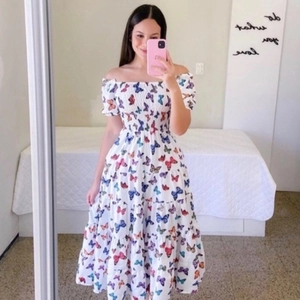 Weißes Off-Shoulder-Kleid im französischen Stil mit bunten Schmetterlingsprints und Stufenrock