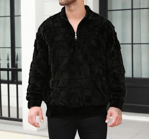 Gros plan sur le sweat noir à demi-zip pour homme avec texture gaufrée en polaire douce