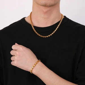 Set collana e bracciale da uomo placcato oro retrò con texture incisa e stile elegante