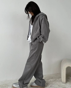 Détail de l'ensemble gris avec veste à capuche zippée et pantalon décontracté à taille haute