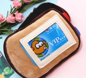Gros plan du porte-monnaie toast en peluche avec fente pour carte sur fond rose et bleu
