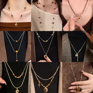 Collana di perle barocche con pendente a cuore in occhio di tigre e strati dorati