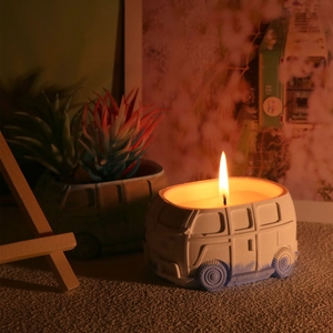 Geurkaars en vetplantenpot in de vorm van een retro bus met sfeervolle verlichting