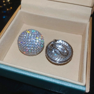 Gros plan de boucles d'oreilles en argent avec zircons et système de fixation mixte