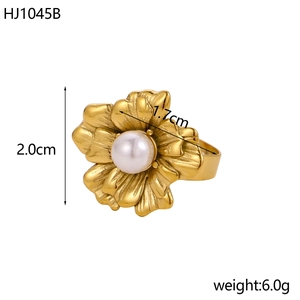 Close-up of golden flower ring with pearl, highlighting size 2.0cm and weight 6.0g details