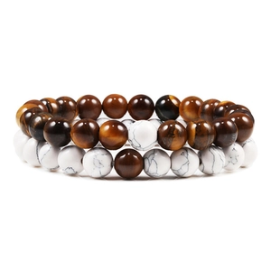 Detailansicht von 8mm Tigerauge und weißen Türkis-Perlenarmbändern Set mit Gummiband