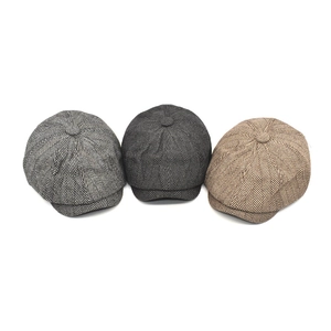 Trois casquettes gavroche homme à motif chevrons en gris et marron, style vintage