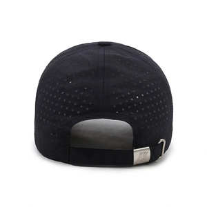 Vue arrière casquette de baseball noire respirante avec sangle réglable et boucle