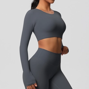 Détail du haut de yoga gris à manches longues avec passe-pouces et tissu sans couture
