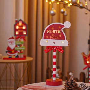 Detailansicht der warmen LED-Weihnachtsmann-Mützenlampe mit Nordpol-Gravur