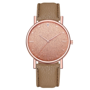 Dettaglio orologio oro rosa con quadrante cielo stellato rosa e cinturino in pelle