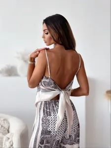 Détail du haut dos nu à motif paisley avec nœud papillon et texture satinée
