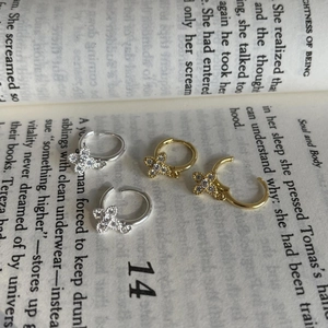 Elegant clover hoop earrings with pavé zircons in gold and silver finish