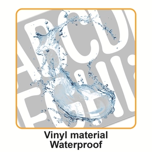 Gros plan d'autocollants lettres en vinyle imperméables montrant la durabilité de l'eau
