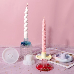 Stampi in silicone per candelabri con basi bianche e campioni di artigianato in resina