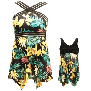 Tankini con stampa tropicale, allacciatura al collo, inserti in rete e orlo asimmetrico