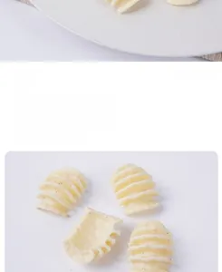 Modello realistico di rotolo di patate artificiali con texture condita su sfondo bianco