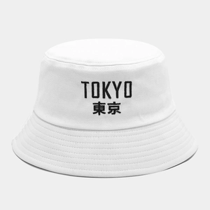 Cappello a secchiello in cotone bianco con ricamo TOKYO nero e kanji sul fronte