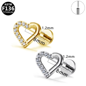 Dettaglio del piercing in titanio F136 a forma di cuore con zircone bianco e misure