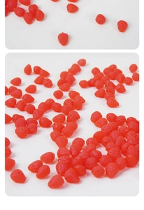 Nahaufnahme von Miniatur-Erdbeeren aus PVC mit realistischer Textur für DIY-Bastelarbeiten