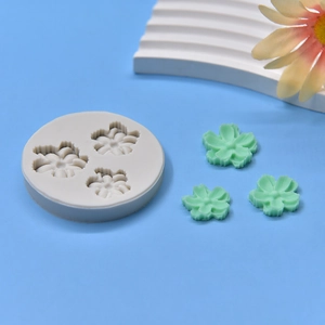 Détail du moule en silicone fleur de cerisier avec des fleurs en argile terminées
