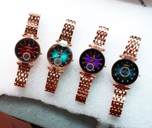 Détails de montres à quartz or rose avec cadrans dégradés et index en diamants