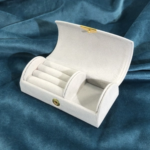Detailansicht der grauen Samt-Schmuckschatulle mit Ringfächern und Metallverschluss