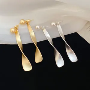 Boucles d'oreilles pendantes torsadées mates or et argent avec perles sur tissu