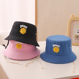 Chapeau bob enfant en coton avec broderie sourire et mentonnière réglable en noir, rose et bleu