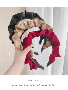 Détails de serre-têtes en satin plissé tenus à la main en noir, beige et rose vif