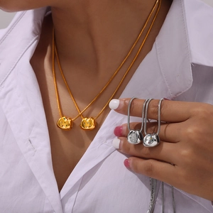 Collana con pendente a sacchetto portafortuna con strass colorati in oro e argento
